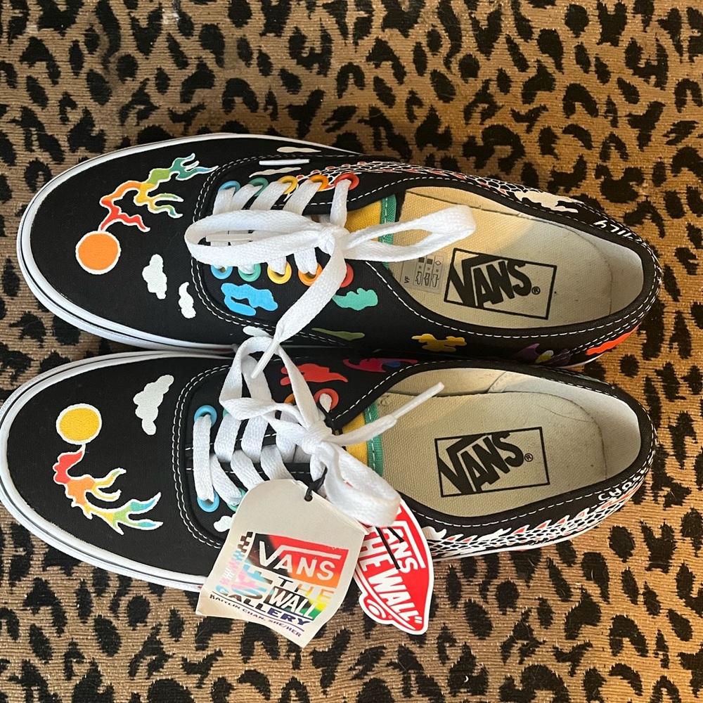 2022 Pride Vans Authentics. Never worn. Women’s size 9.